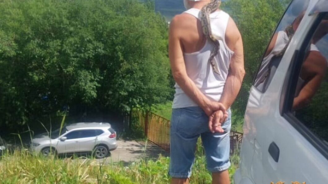 житель Камчатки со змеей