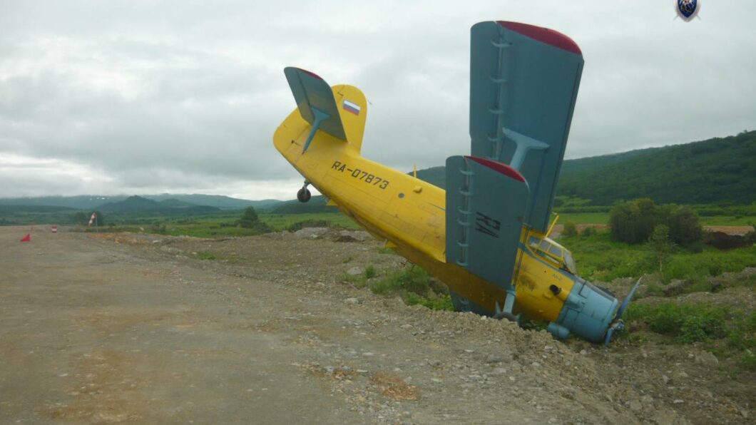 Ан-2 выкатился за ВПП