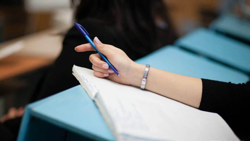 студент на учебе