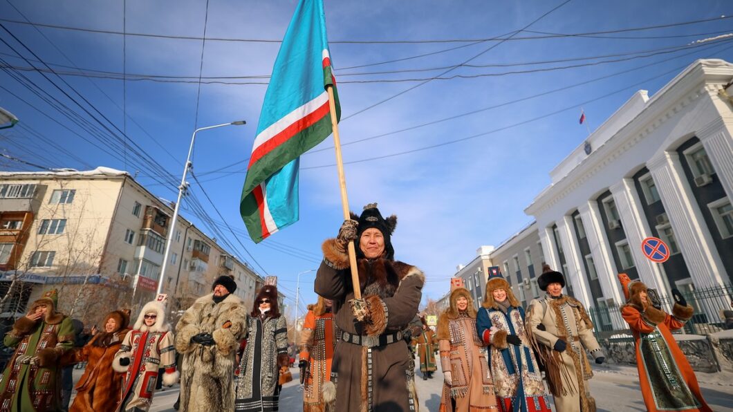 шествие в национальных костюмах в Якутске