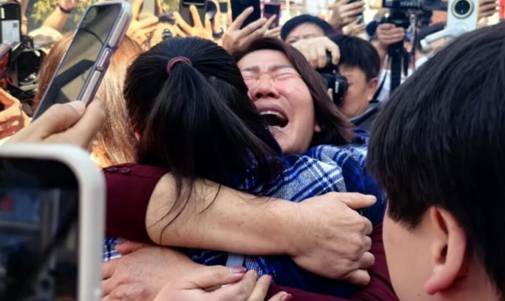 Брошенная в туалете девочка спустя 28 лет воссоединилась с китайскими родителями